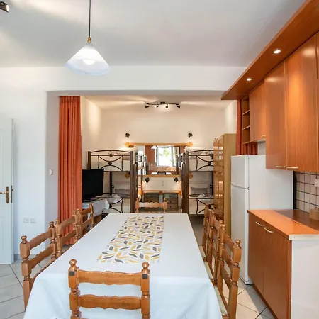 Apartment Three Bedroom 7-9 Adults First Floor *