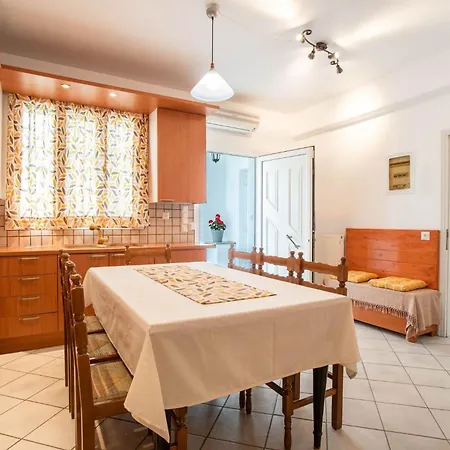 Three Bedroom 7-9 Adults First Floor Apartment Parikia (Paros)